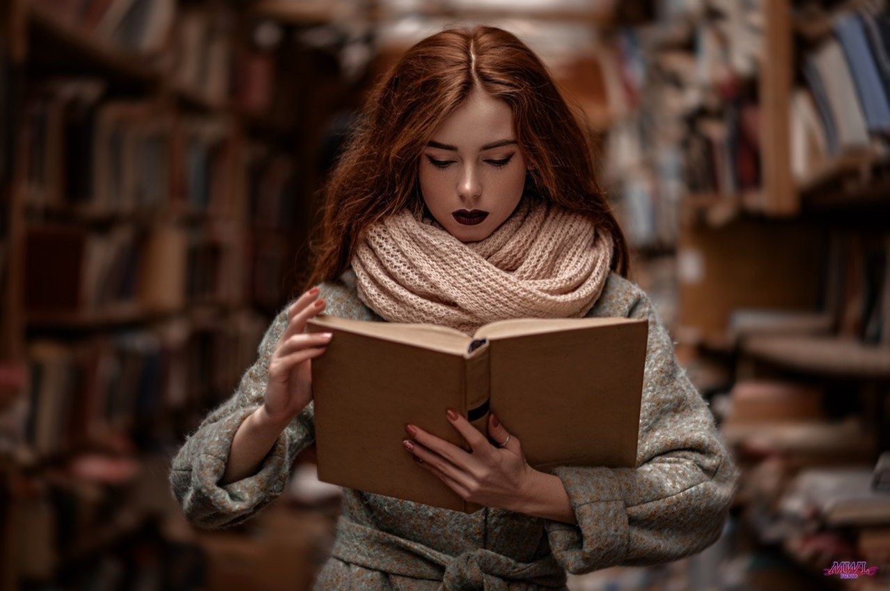 Погрузить читателя в атмосферу. Девушка с книгой. Фотосессия с книгой. Девушка с книгой в руках. Девушка с книгой фотосессия.