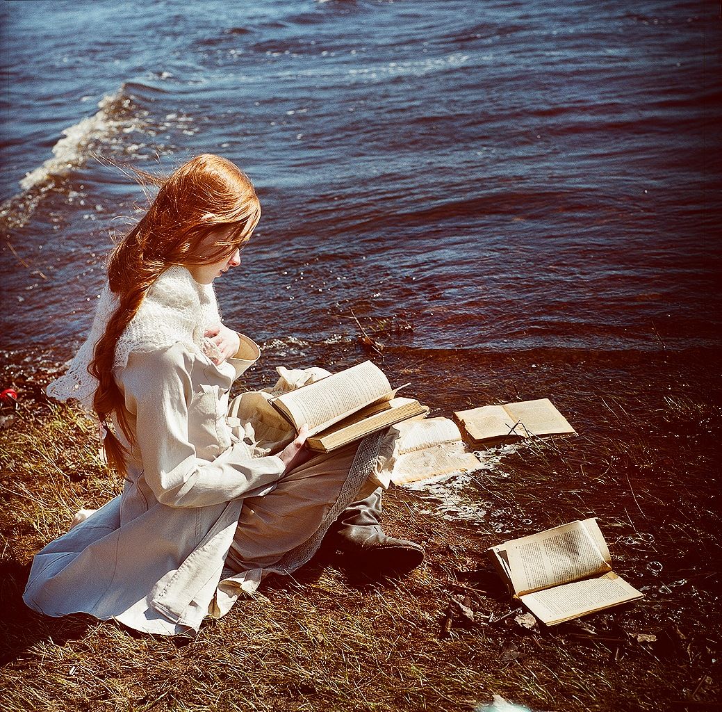 Девушка с книгой на берегу
